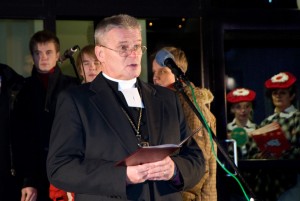 Peapiiskop Andres Põder Jõgeval jõulurahu välja kuulutamas 2012. aasta detsembris. Foto: Johannes Haav 