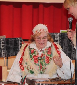 Rahvamuusik ja vanaema Lille Tali musitseerimas. Foto: Monika Otrokova