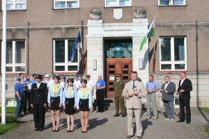 Lipupäeva tseremoonia Viljandi maavalitsuse ees Vabaduse platsil, räägib maavanem Lembit Kruuse. Foto: Viljandi maavalitsus 