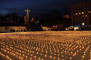 Fotomeenutus märtsiküüditamise ohvrite mälestamise päevast. kylaelu.blogspot.com