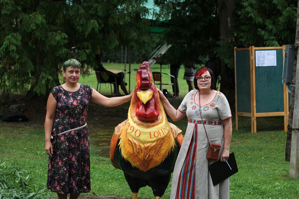 Õnneliku Kuke kuju avamisel kunstnik Anni Irs ja kogukonnaelu edendaja Liia Ust (paremal) Foto erakogu
