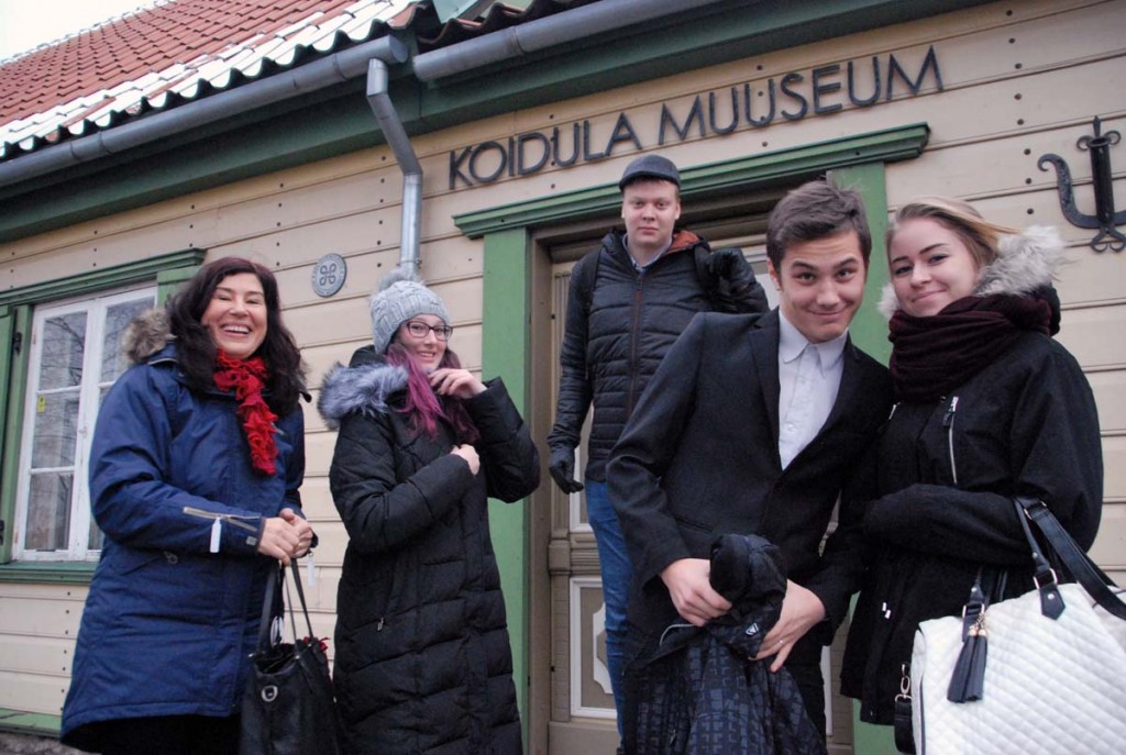Õpetaja Ilona Veike ja Sindi gümnaasiumi meediaõpilased Koidula muuseumist väljumas Foto Urmas Saard