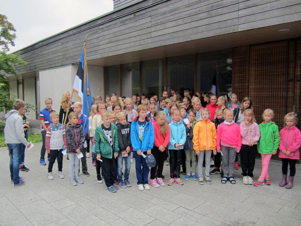 Õpetaja ja õpilased Helsingi Latokartano põhikoolile kingitud Eesti lipuga Foto erakogust